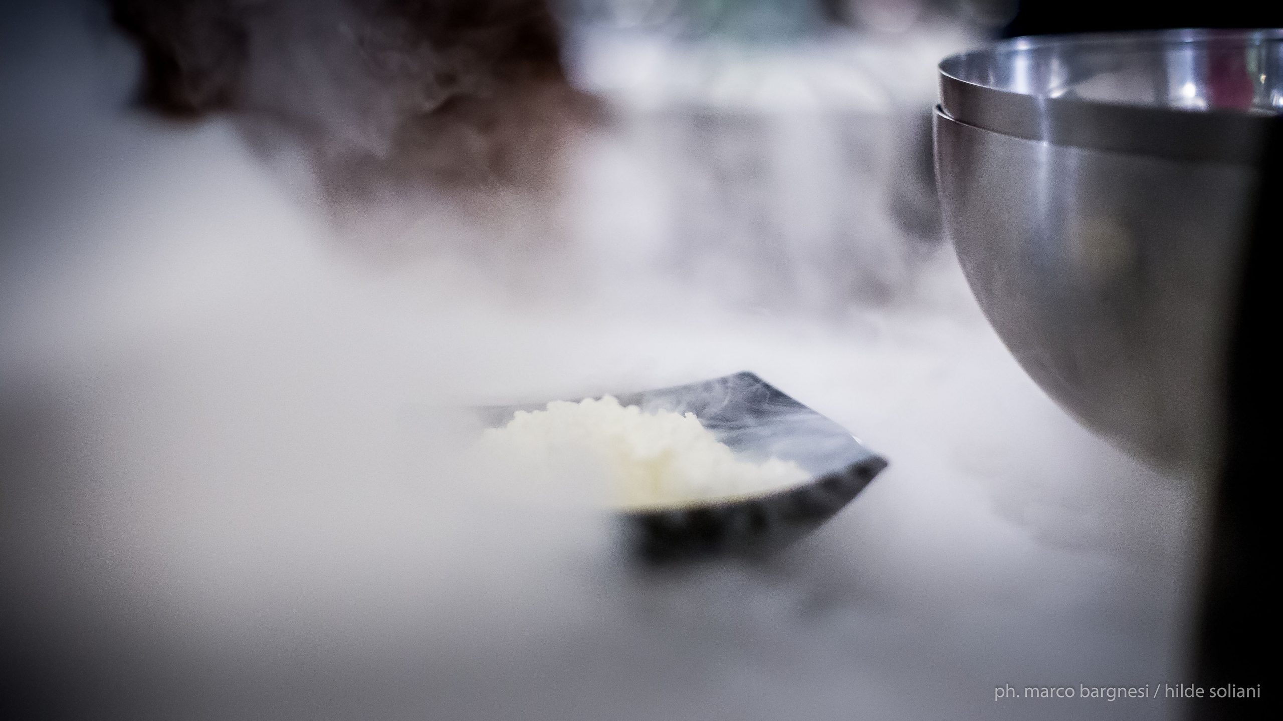 Preparazione con azoto liquido — vapore e gelato sul piatto